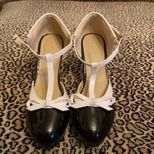 Black and white Vero Cuoio pinup heels